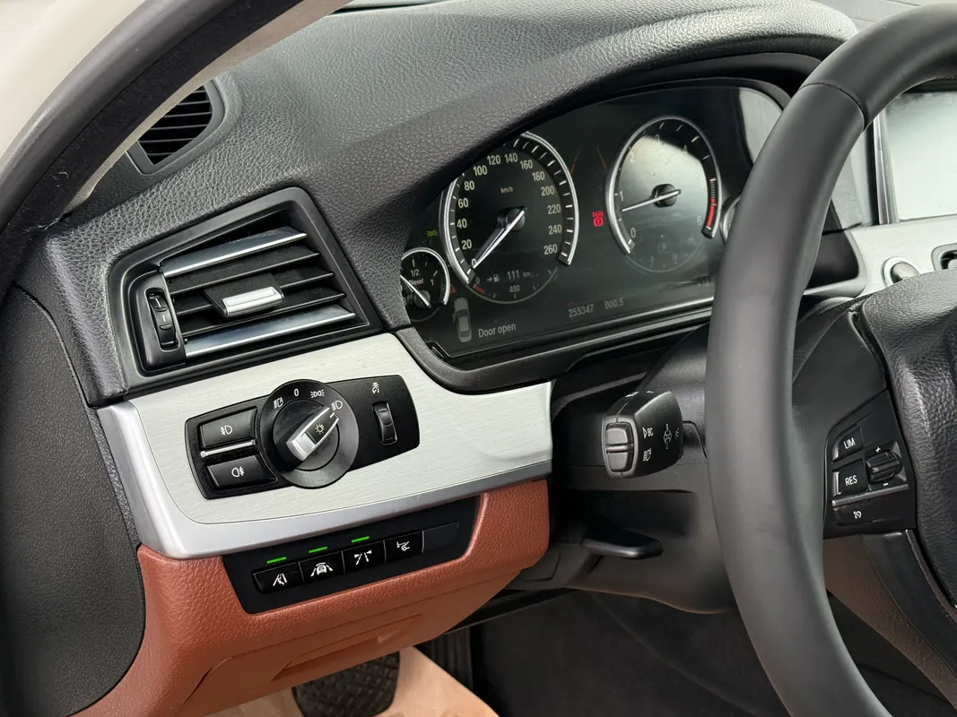 BMW Seria 5 530d - fotografie 10