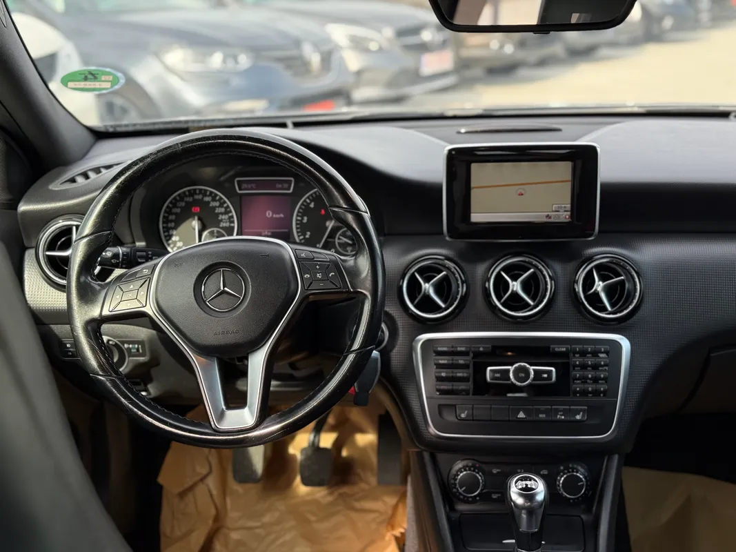 Mercedes-Benz A180 - fotografie 9