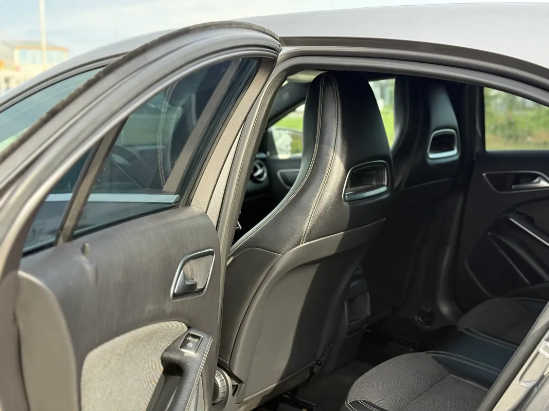 Mercedes-Benz A180 - fotografie 10