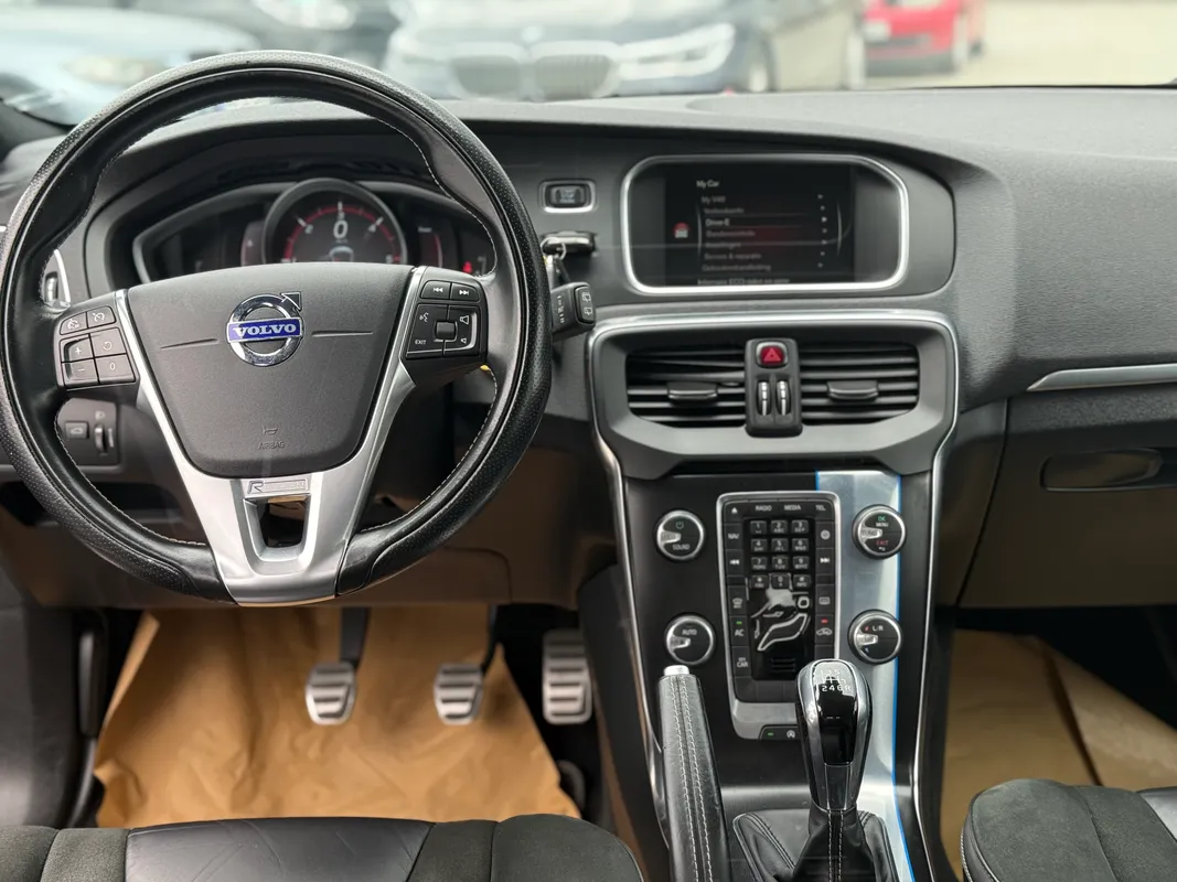 Volvo V40 2.0 d4 r-design - fotografie 7